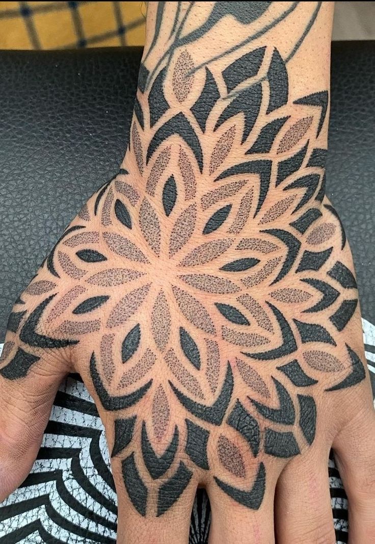 Tatuagem na mão.