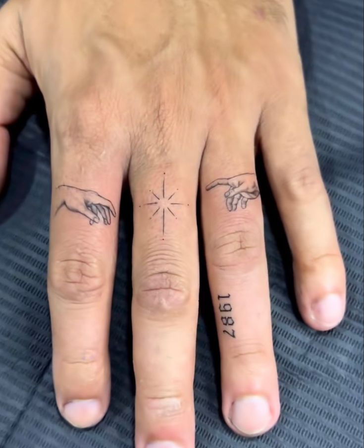 Imagem de tatuagem nos dedos.