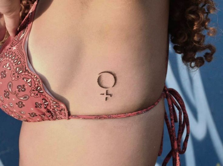 Imagem de tatuagem do símboloda mulher.