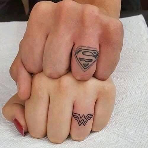 Imagem de tatuagem em duas pessoas.