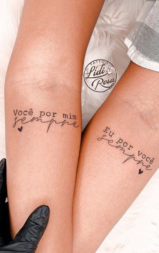 Imagem de tatuagem em duas pessoas.