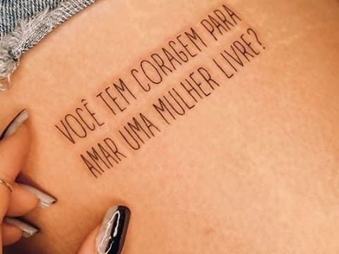 Imagem de tattoo na perna.