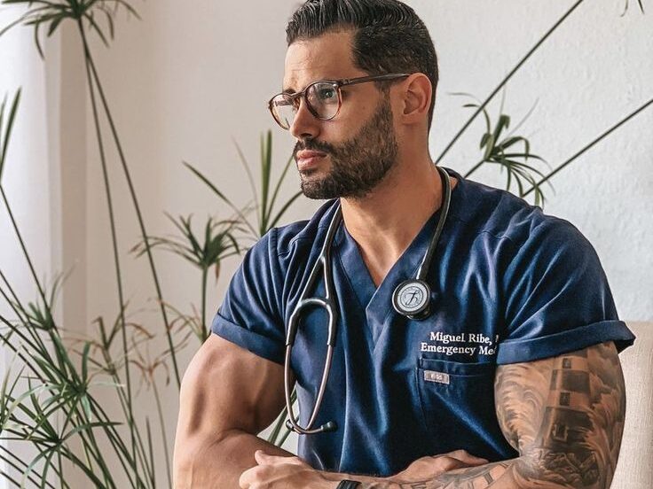 Imagem de uma médico com tatuagens.